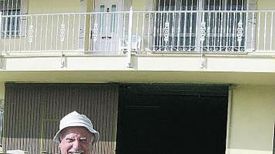 Francisco Rozas, junto a la seta gigante, en Fuentes de Corbero.