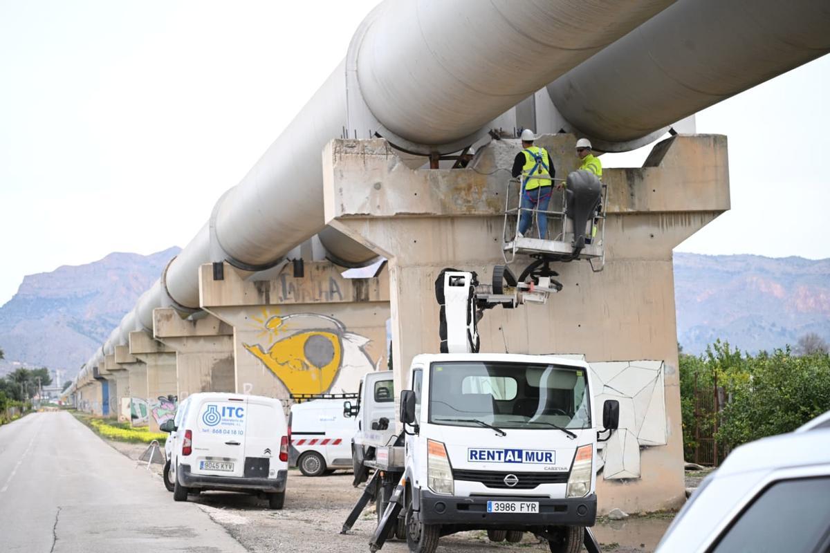 Fuga de agua en el trasvase a su paso por Orihuela