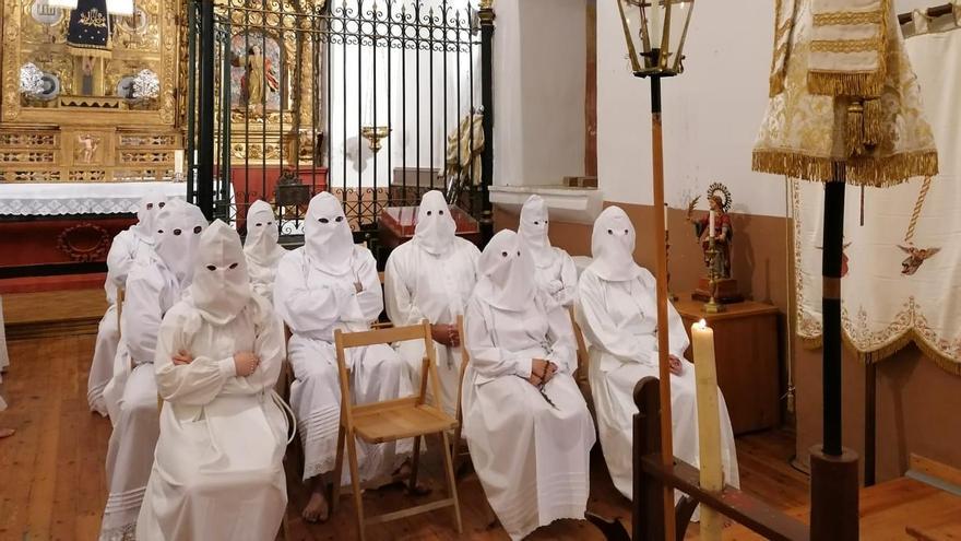 GALERÍA | Los Penitentes de Villarrín procesionan en la iglesia