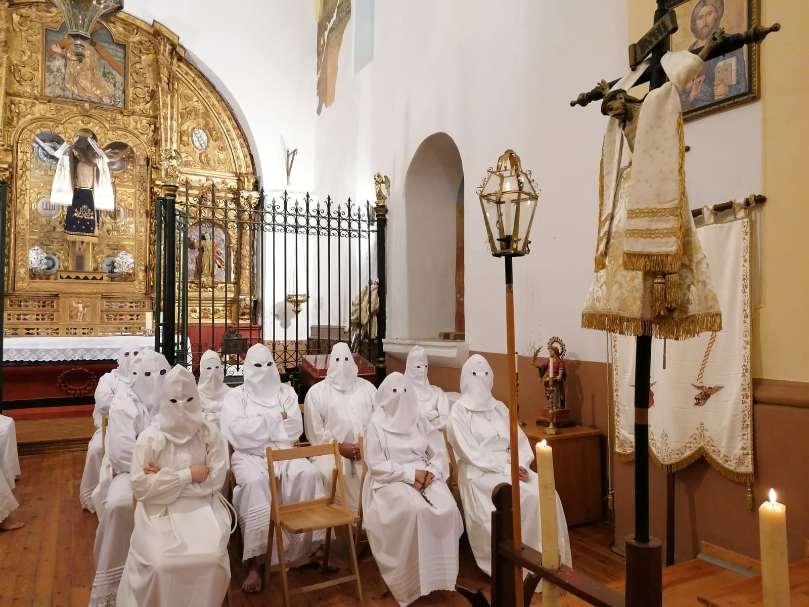 GALERÍA | Los Penitentes de Villarrín procesionan en la iglesia