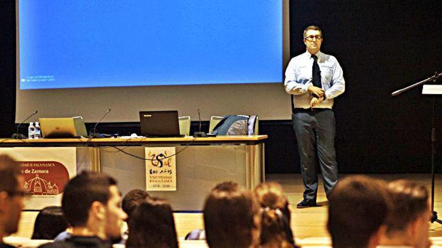 Asistentes a la jornada técnica impartida por el ingeniero de costes de Rolls-Royce, José Alberto Infante, ayer en el salón de actos del Campus Viriato.