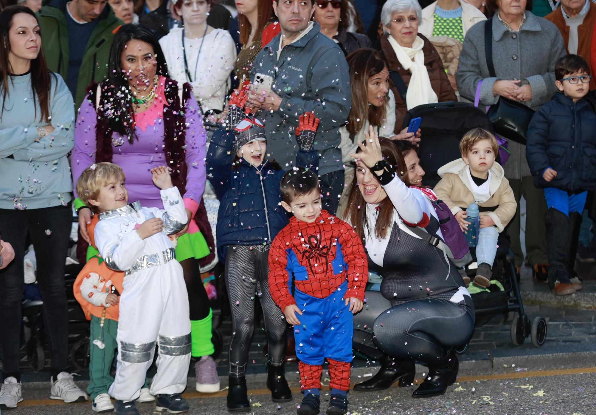 EN IMÁGENES: El Carnaval llena de color y alegría las calles de Oviedo