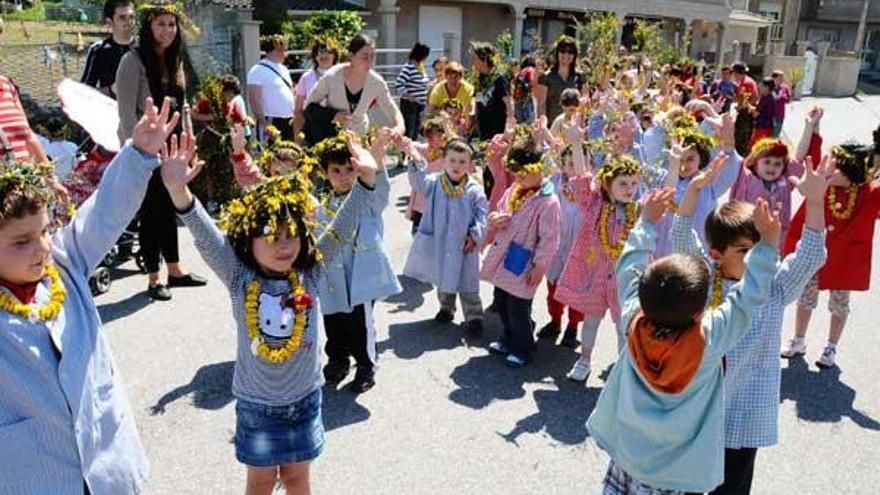 Los niños y niñas recorrieron las calles de la parroquia.  // G.Núñez