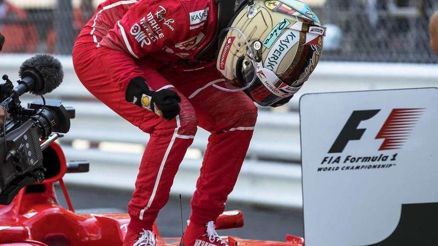 Vettel celebra la victoria sobre el morro de su Ferrari. // Valdrin Xhemaj
