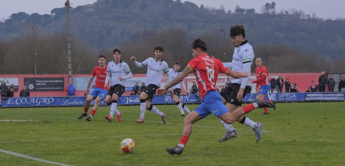 Hugo Busto, de la UD Ourense, mete el balón en el área del Burgos Promesas. |  Roi Cruz