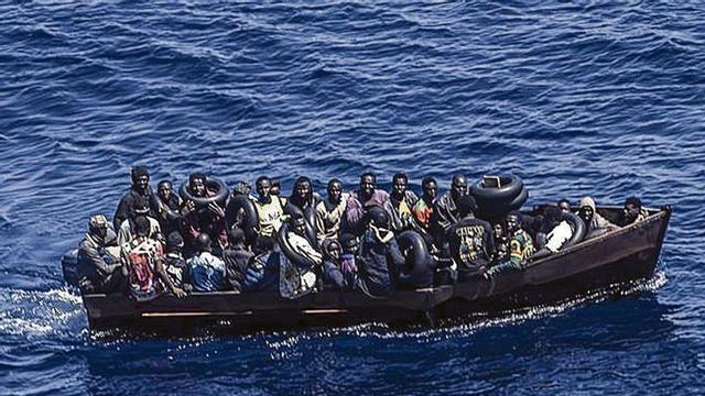 Immigrants a bord d’un cayuco davant la costa de l’illa italiana de Lampedusa. | O OLIVER WEIKEN / EP