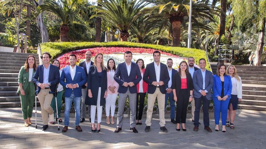 Domínguez, ayer, junto al resto de candidatos de la lista conservadora al Parlamento por Tenerife en el parque García Sanabria.