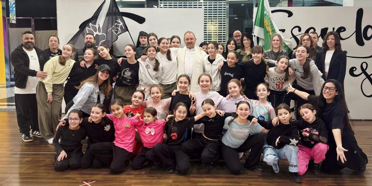Bailarines, profesores y padres junto al sacerdote José Criado en las instalaciones del club lalinense.  | FIRMA
