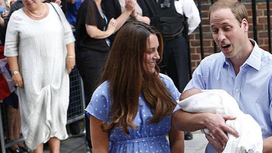 Los duques de Cambridge posan con su hijo.