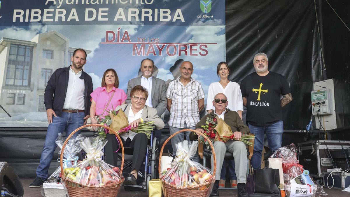 Protagonistas del "Día de los Mayores" con autoridades.