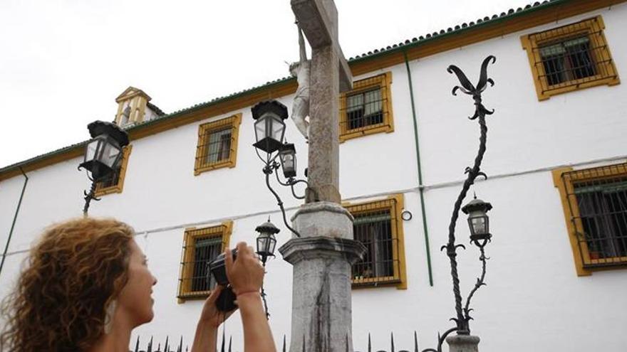 El Ayuntamiento reparará dos faroles del Cristo de Capuchinos