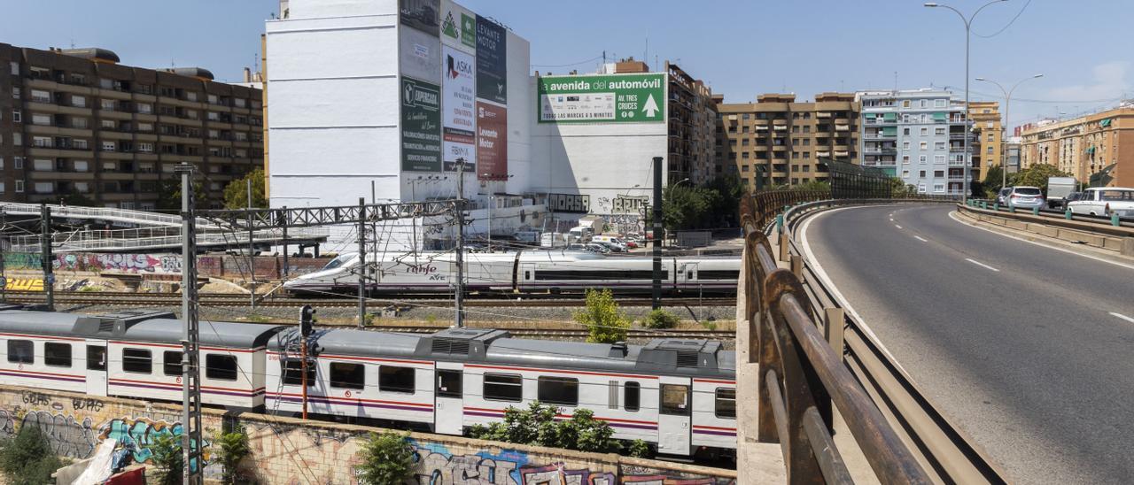 Trenes de Cercanías y de alta velocidad se cruzan en el futuro canal de acceso que se soterrará, visto desde el Scalextric que conecta Giorgeta y Peris y Valero.