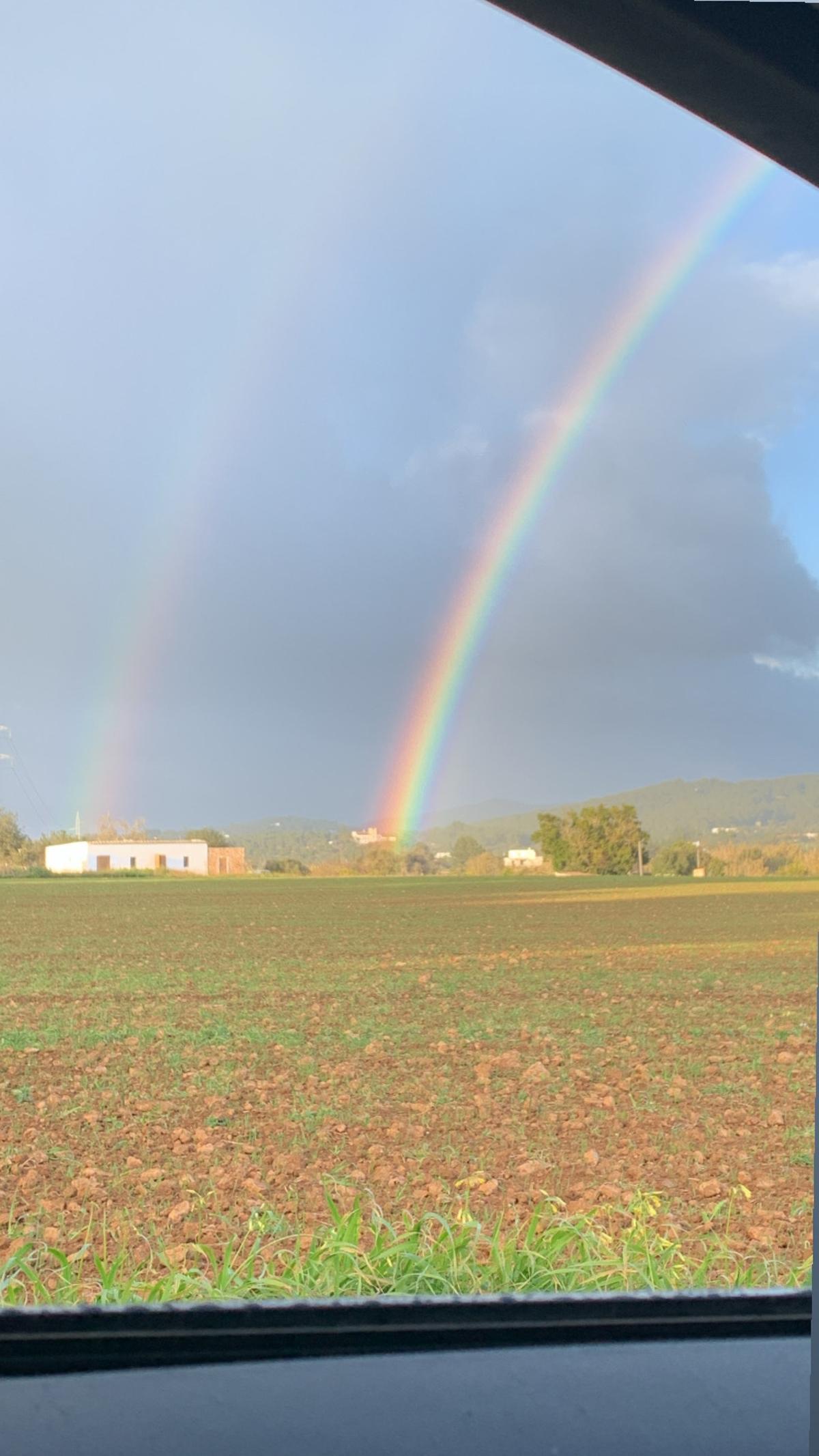 Otra imagen del arcoíris que ha aparecido estos días en la isla, fotografiado en un punto entre Santa Eulària e Ibiza