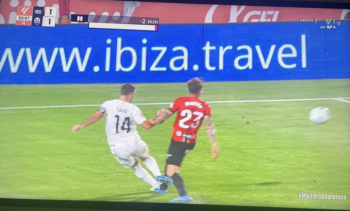 El pisotón a Gayà en la última jugada del Mallorca-Valencia.