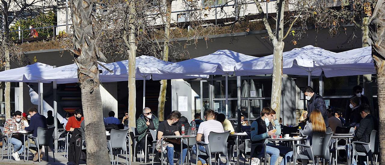 Varios estudiantes, ayer por la mañana, a la hora del almuerzo en el campus de Vera de València. | MIGUEL ÁNGEL MONTESINOS