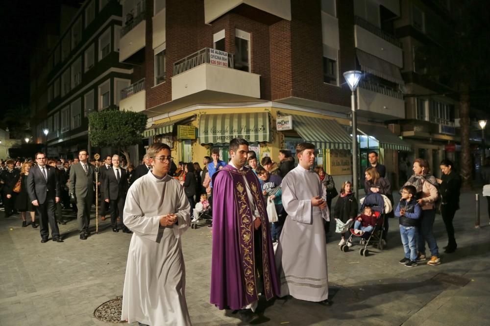 Algunas de las imágenes decanas de la Semana Santa se acercaron al mar y los paseos en Martes Santo