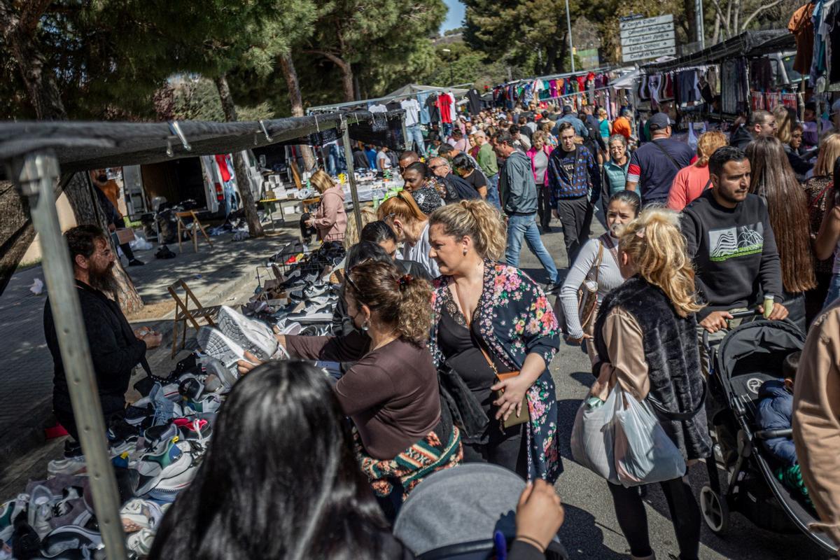 El histórico mercado ambulante inicia un exilio temporal: las obras de reforma del barrio exigen dejar libres las calles del Acer, de la Metal·lúrgia y del Crom, donde los puestos comerciales llevaban más de 50 años asentados. La nueva ubicación es desde el cruce de la calle de los Ferrocarrils Catalans con calle Foc hasta el cruce de la calle de la Mare de Déu de Port con el de calle Motors.