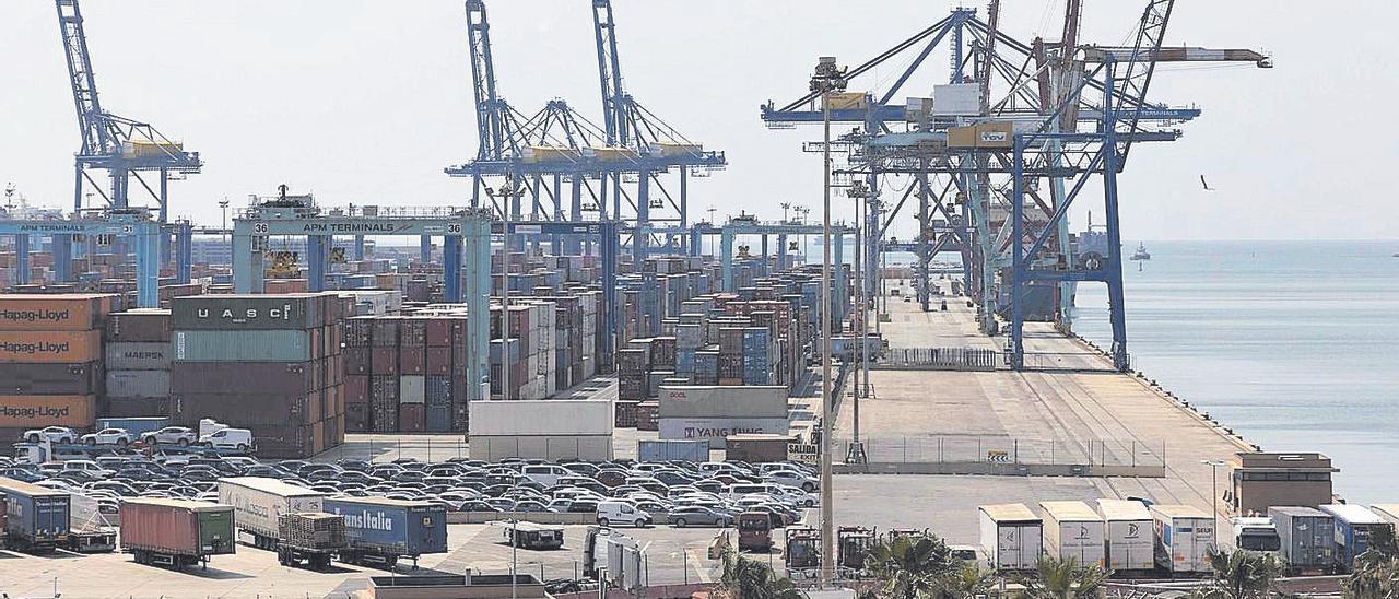 El puerto de València, repleto de contenedores, en una imagen de archivo.