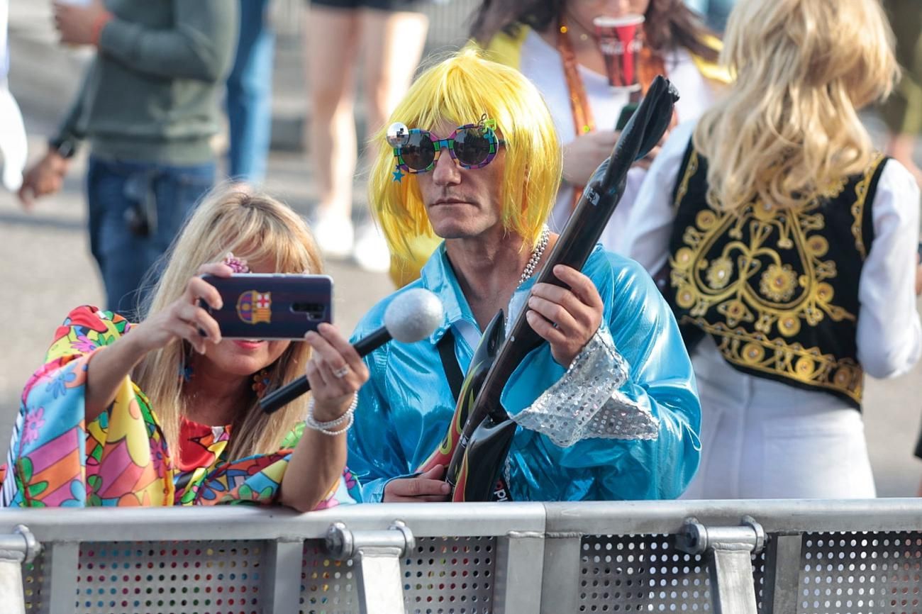 Intento de récord Guinness en Santa Cruz de Tenerife de gente vestida como ABBA