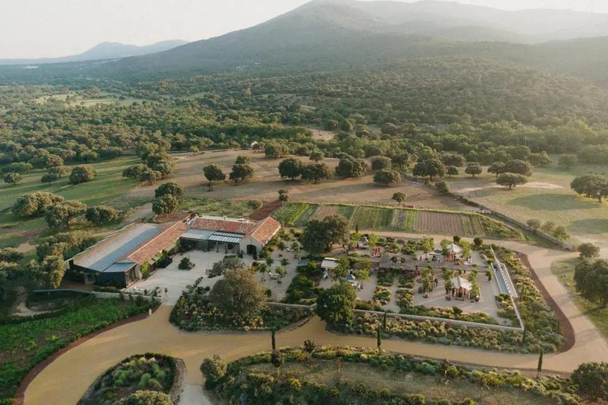 Este espacio, gestionado por los hermanos Sandoval, destaca por su uso en eventos y agricultura biodinámica, rehabilitando antiguas edificaciones ganaderas en torno a un patio central