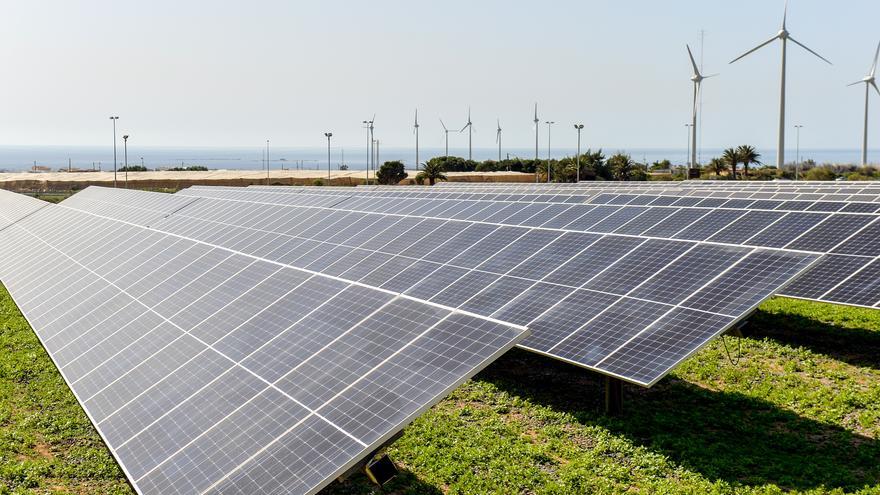 Canarias puede cubrir el 80% de la demanda eléctrica con placas en suelos construidos