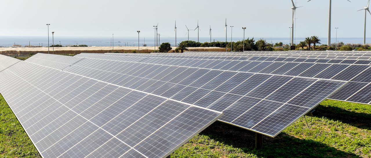 Parque de energía fotovoltáica levantado delante de invernaderos en el sureste de Gran Canaria.
