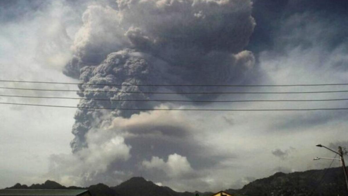 La erupción de un volcán en el Caribe obliga a evacuar a miles de personas