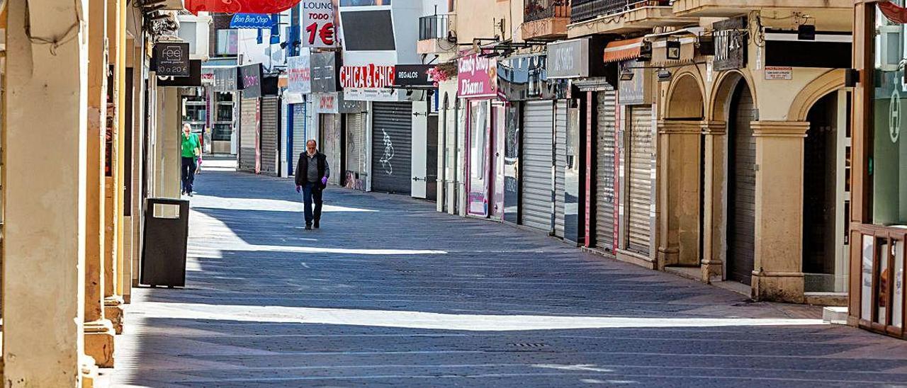 Benidorm, a principios de mayo, con una calle vacía y los negocios cerrados.