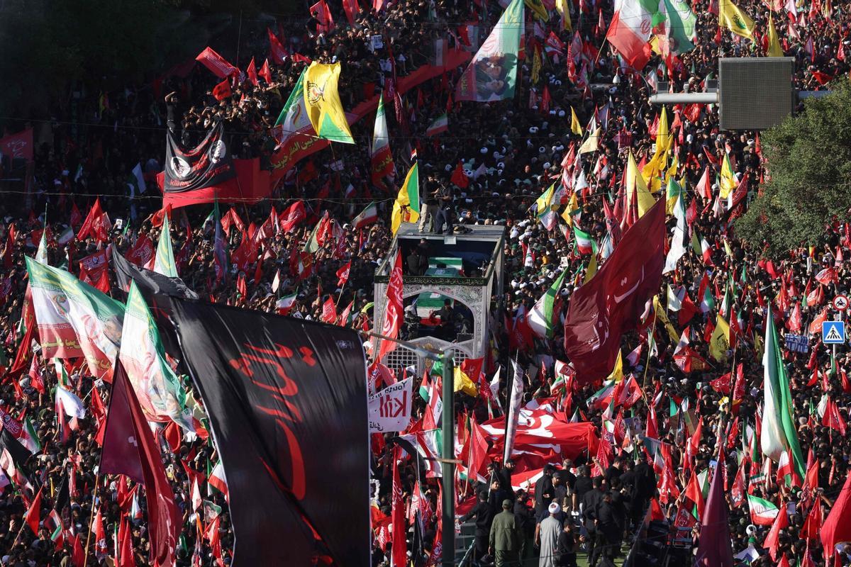 Multitudes de dolientes rodean el convoy que lleva los ataúdes del líder supremo asesinado de Irán, Ali Khamenei, y miembros de su familia durante una procesión fúnebre, antes de ser enterrado en el Santuario del Imam Reza, el lugar de culto más venerado de Irán, en Mashhad el 9 de julio de 2026. Multitudes de dolientes rodean el convoy que lleva los ataúdes del líder supremo asesinado de Irán, Ali Khamenei, y miembros de su familia durante una procesión fúnebre, antes de ser enterrado en el Santuario del Imam Reza, el lugar de culto más venerado de Irán, en Mashhad el 9 de julio de 2026.