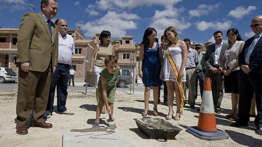 Un niño ayudó a colocar la primera piedra  de la nueva escuela infantil de Aigües.