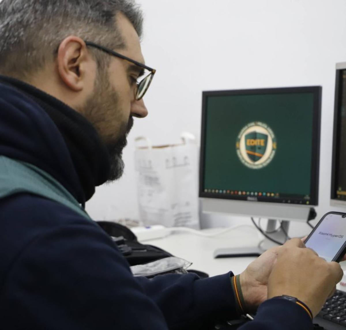 Miguel Mata comprueba el estado de un terminal al que podrían haber accedido unos ciberdelincuentes.