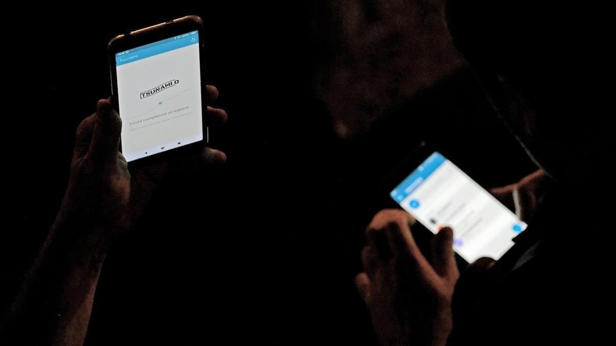 Usuarios consultan la 'app' de Tsunami Democràtic, el 17 de octubre del 2019