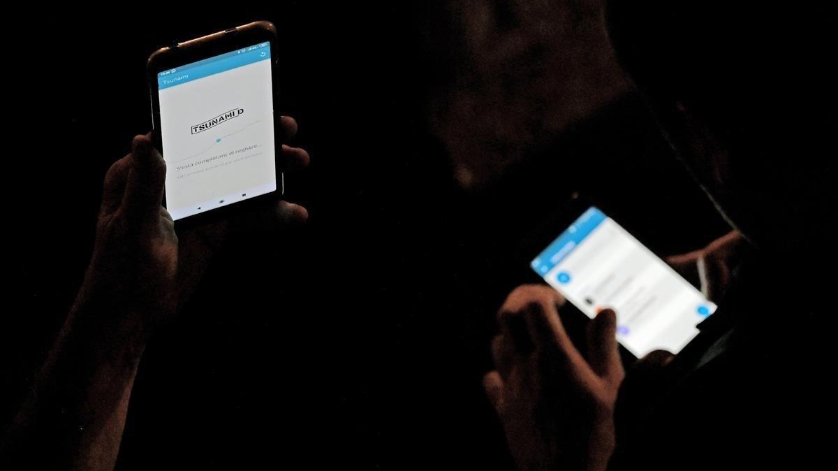 zentauroepp50447325 protesters use the tsunami democratic smartphone app to be191018172249 zentauroepp50447325 protesters use the tsunami democratic smartphone app to be191018172249