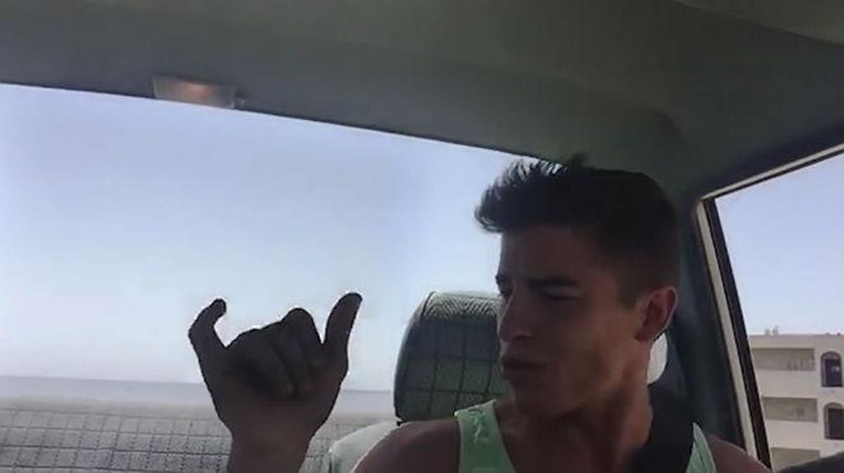 Marc Márquez canta al cotxe per a un concurs de Repsol