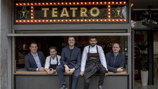 Borja y Pedro Iglesias, en los extremos, Oliver Peña, Joan Romans y Gabriel Suñer, bajo el letrero de Teatro.