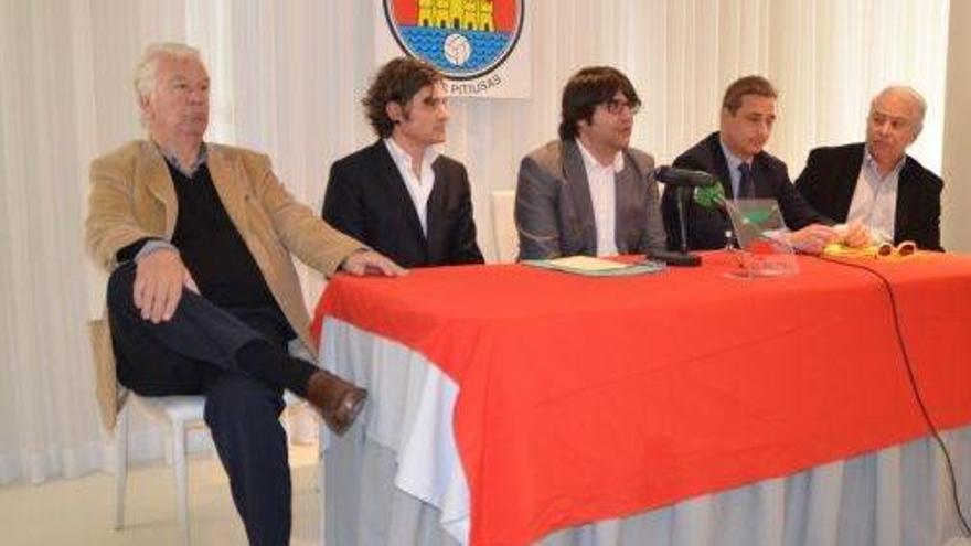 Paco Serrano, primero por la derecha, en la presentación del acuerdo con Chimera Gold hace dos años.