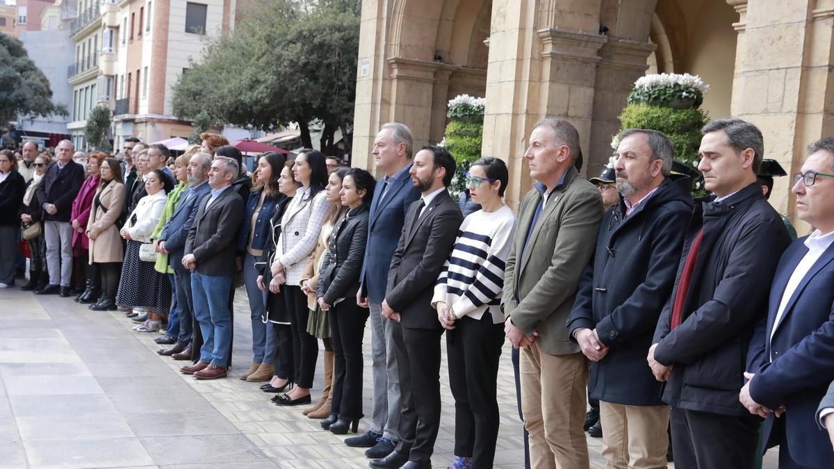 Las imágenes del minuto de silencio por las víctimas del incendio de Valencia en toda la provincia