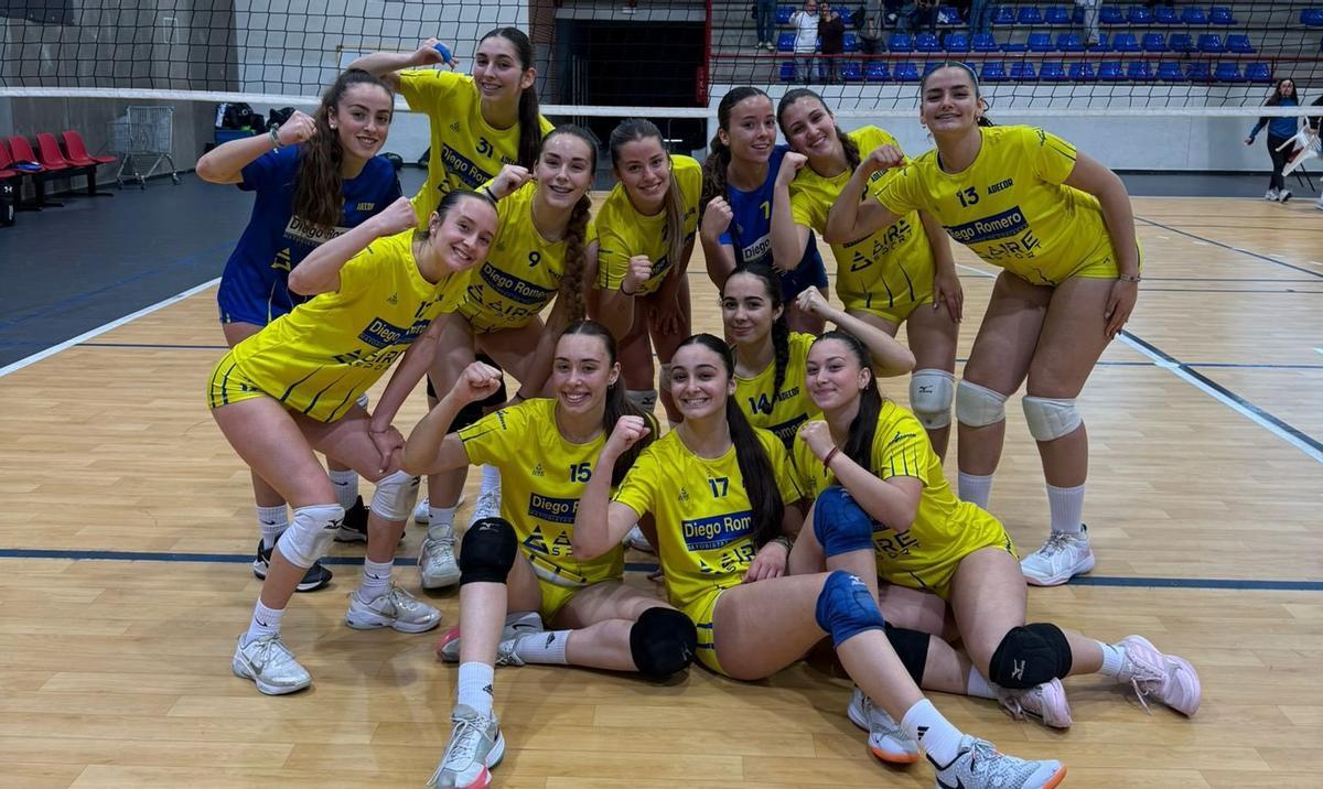 El Adecor júnior celebra su reciente medalla en el Campeonato de Andalucía júnior de voleibol.