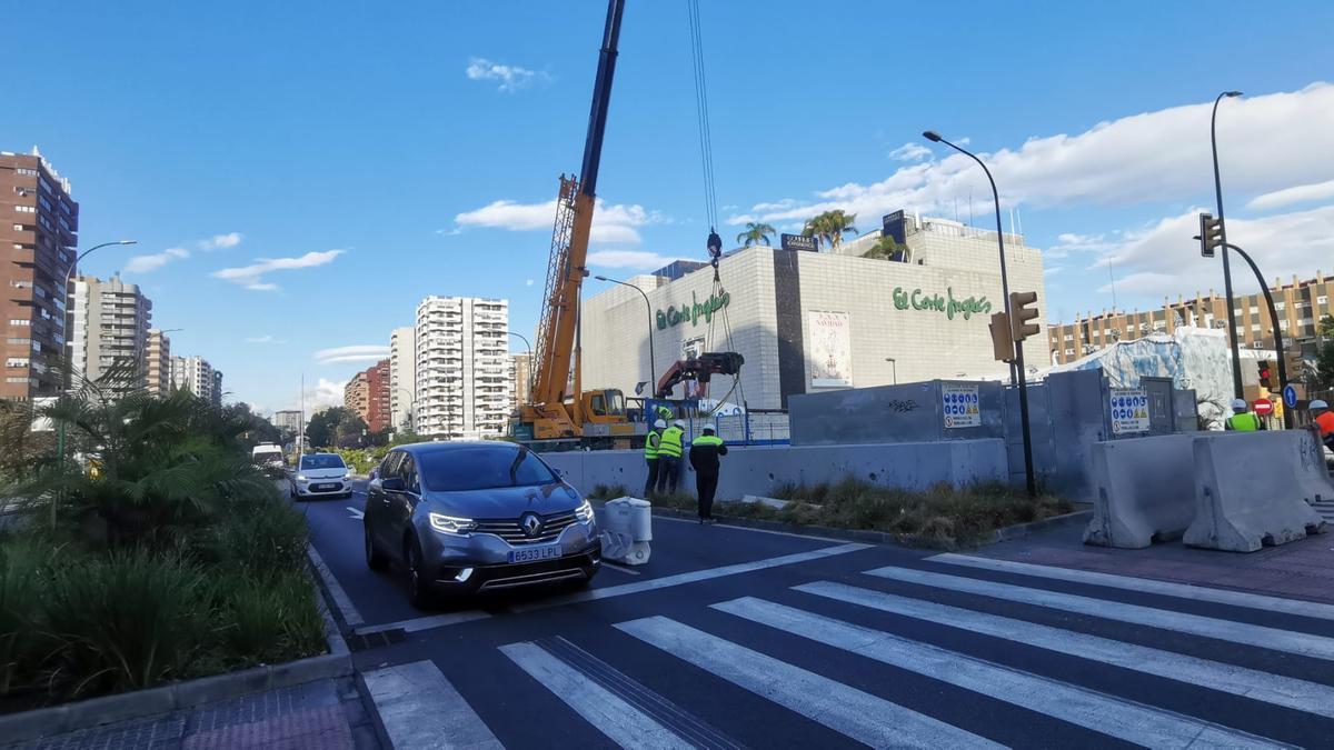 Operarios trabajando en el tramo de la avenida de Andalucía afectado por las obras.