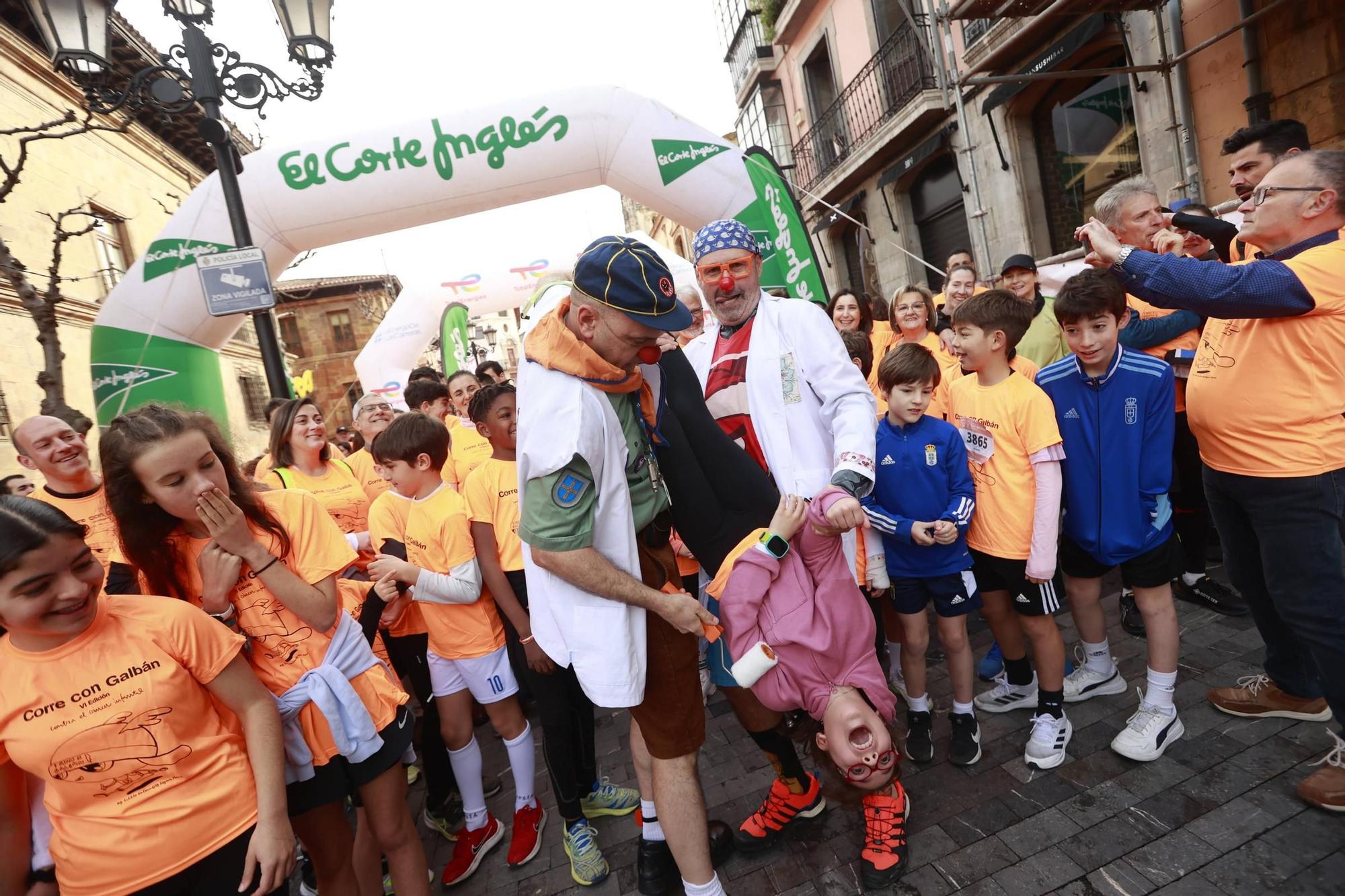 Una ola naranja invade Oviedo para luchar contra el cáncer infantil