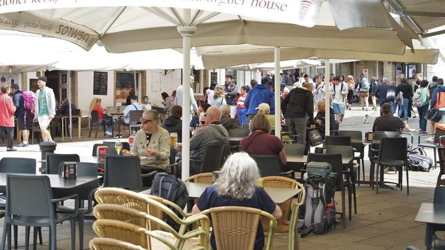 Terrazas da zona vella cheas de turistas e composteláns nun día soleado