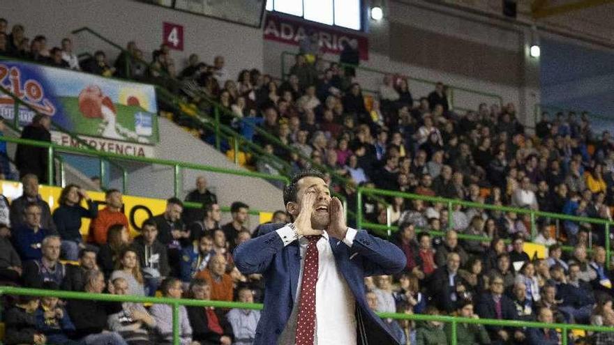 Gonzalo García da instrucciones durante el partido contra el Bilbao. // Enzo Sarmiento