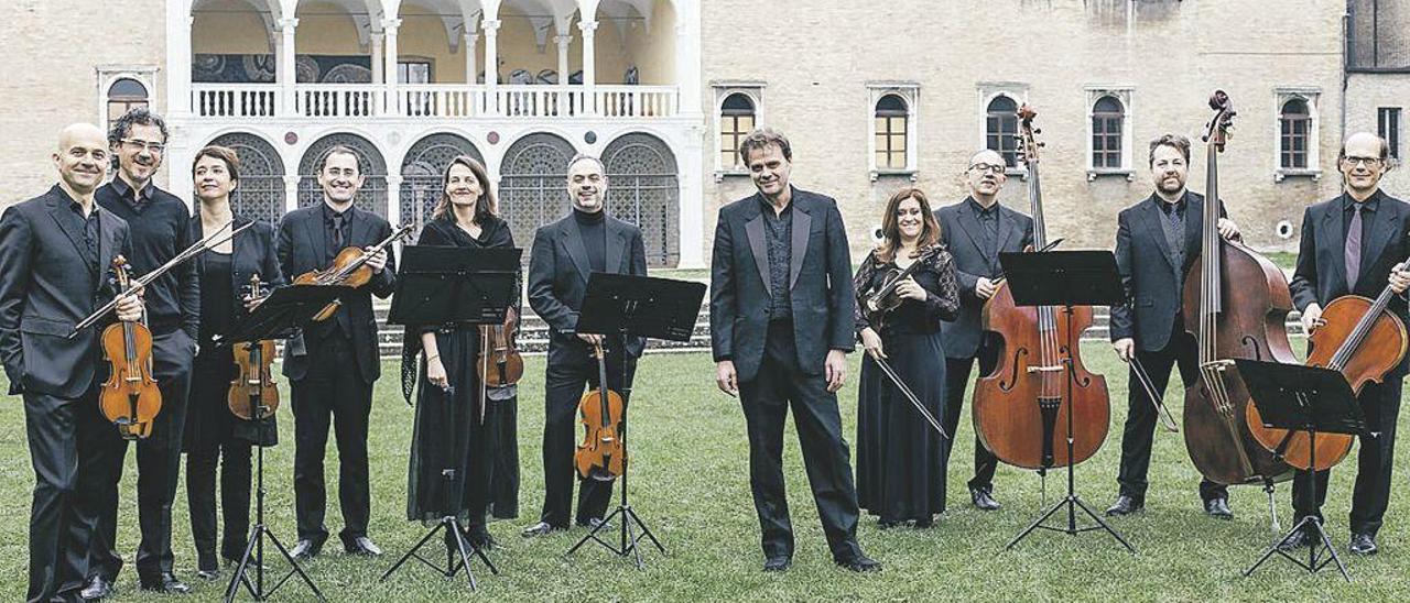 Los miembros de &quot;Accademia Bizantina&quot;. Dantone es el quinto por la derecha, sin instrumento.