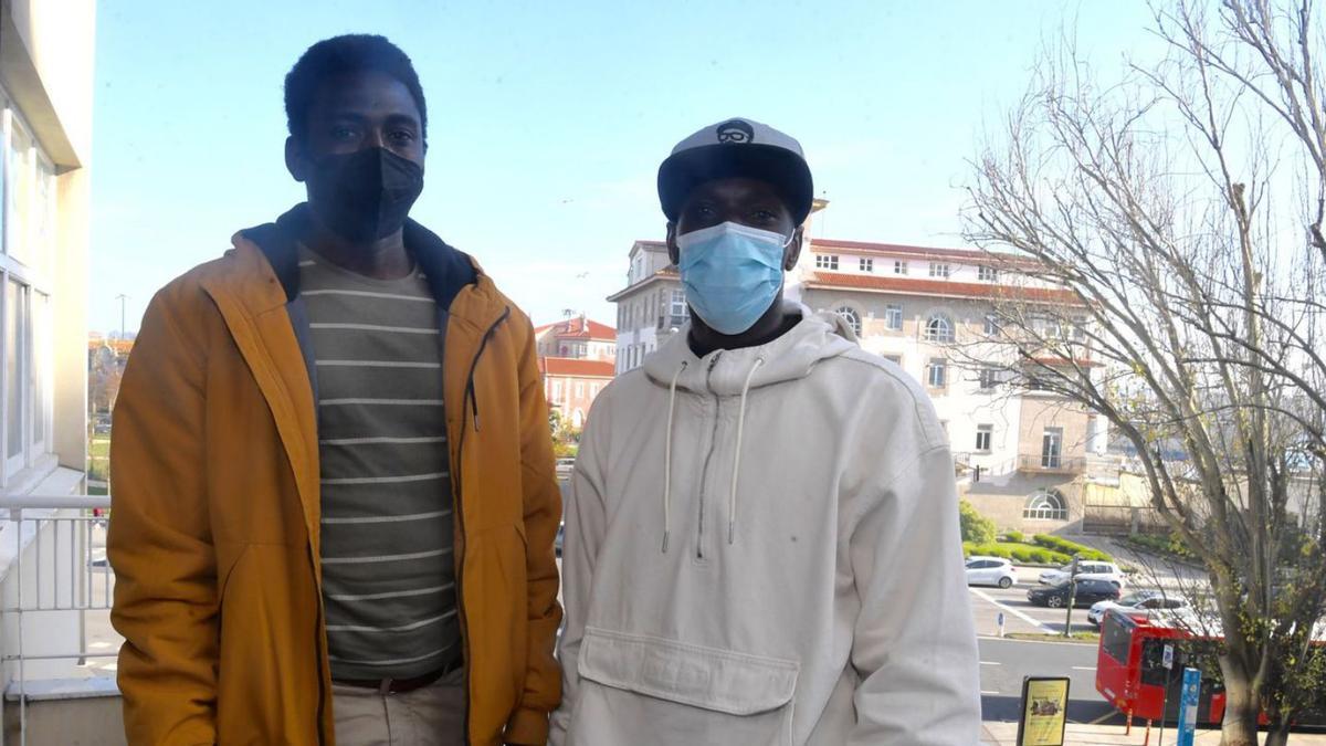 Magatte Ndiaye e Ibrahima Diack, en la plaza de Ourense de A Coruña.   | // CARLOS PARDELLAS