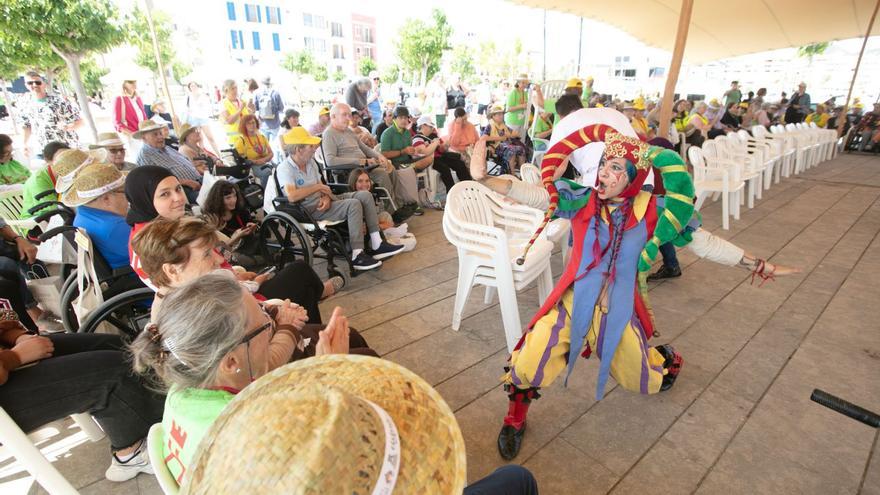 Guateque medieval para mayores y voluntarios en el puerto de Ibiza