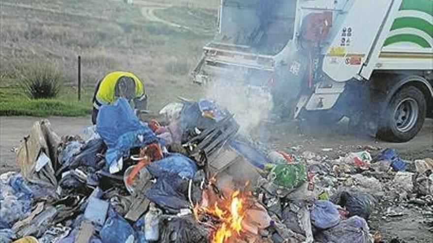 Brasas mal apagadas causan la combustión de basuras en Puebla del Prior