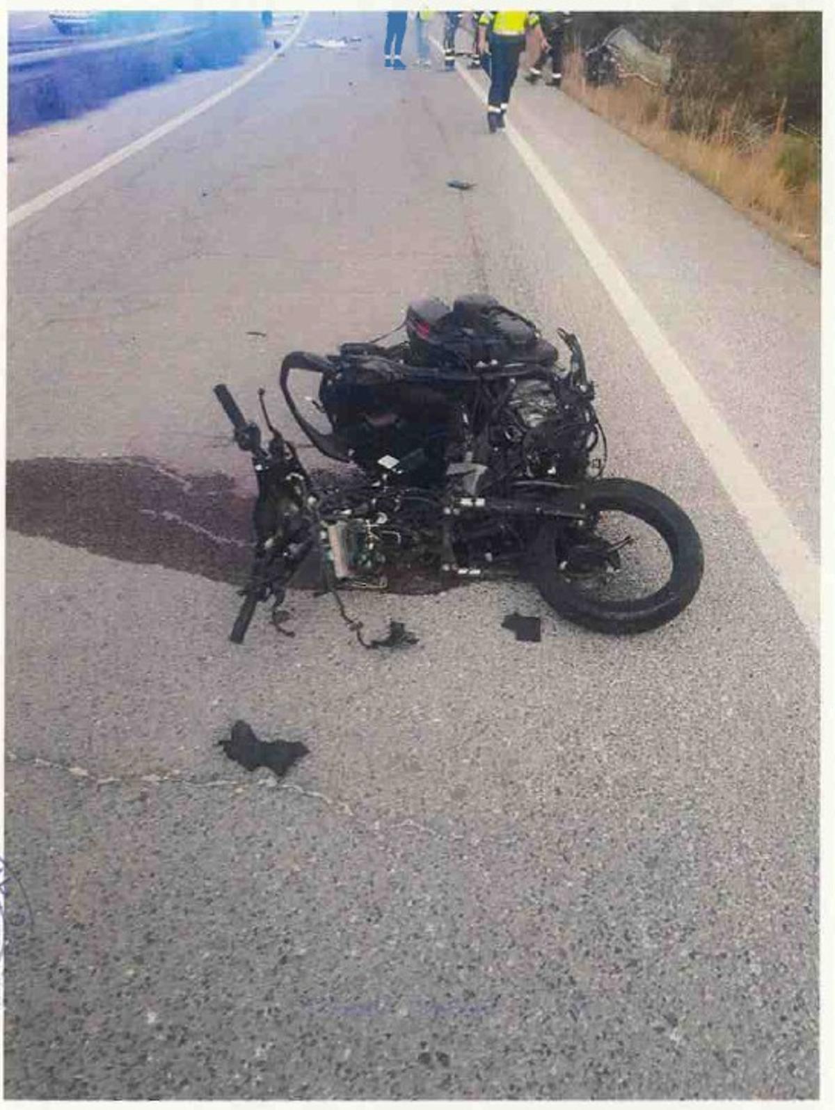Así quedó la moto de la víctima tras el accidente en Coín
