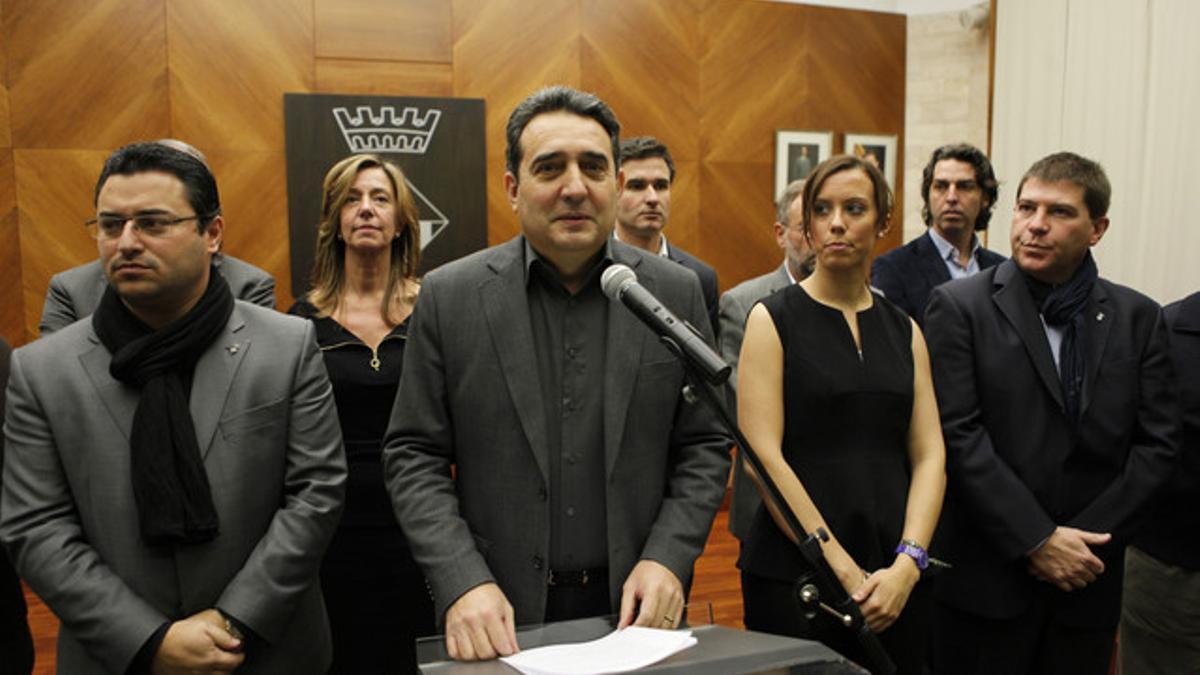 Manuel Bustos, junto con Juan Carlos Sánchez, a la izquierda, y el resto del equipo municipal.