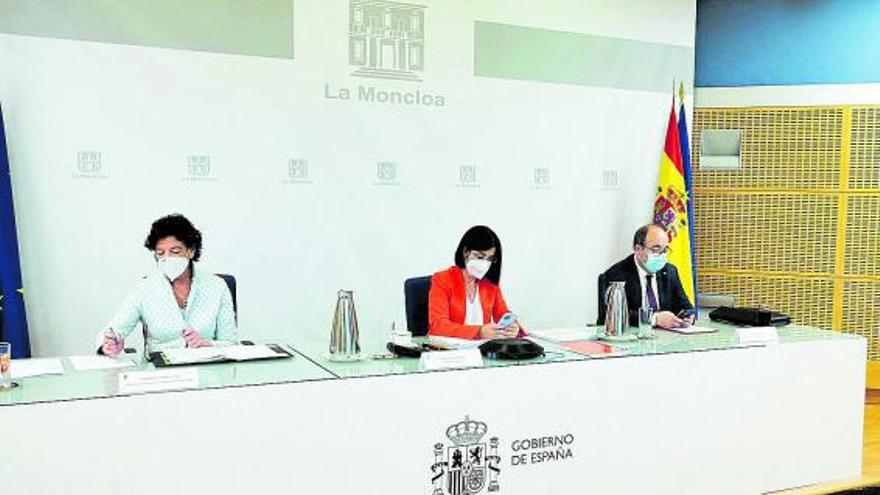 Las ministras de Educación y Sanidad y el ministro de Planificación Territorial ayer durante la reunión. | | EFE