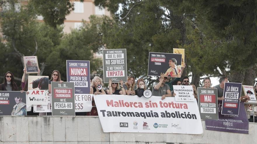 Protesta de entidades antitaurinas frente a la plaza de Inca